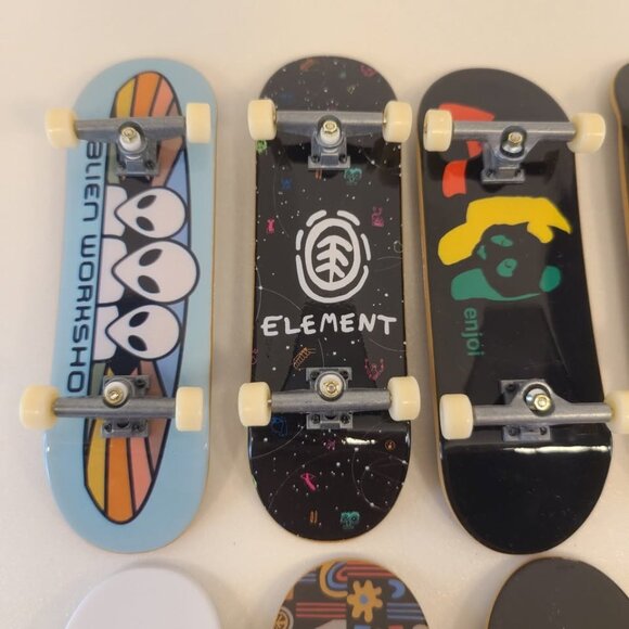 12 Fingerboards 10 Tech Deck and 2 Hot Wheels & Cards - Picture 4 of 10